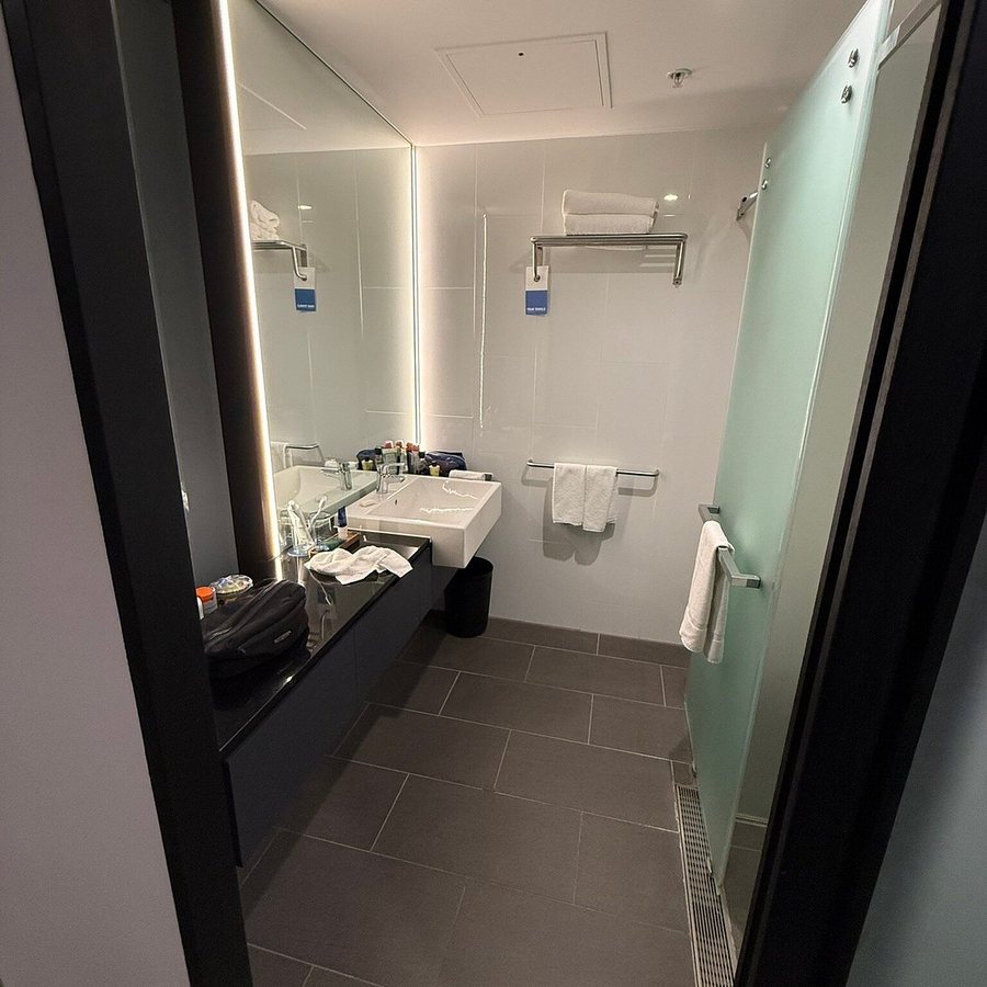 Point Hotel — Bathroom