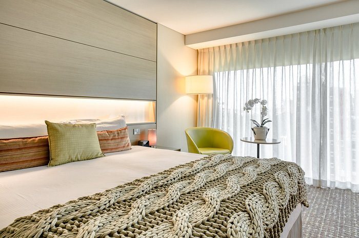 Point Hotel — Guest room