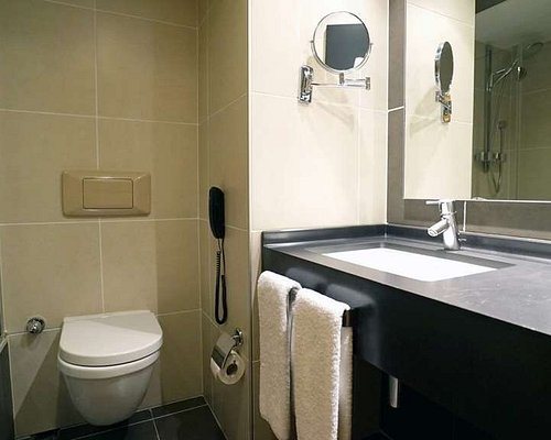 Point Hotel Taksim Istanbul — Bathroom