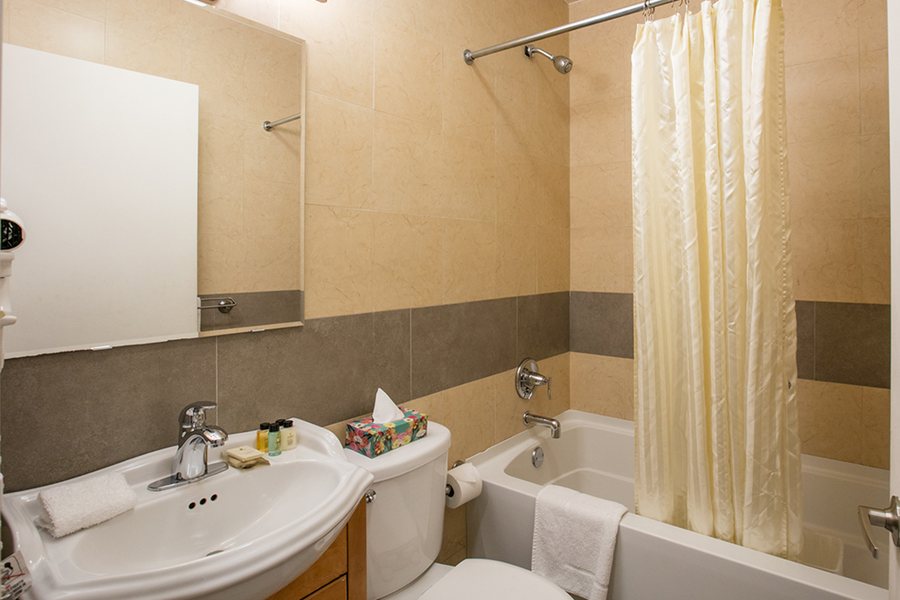 Pointe Plaza Hotel — Bathroom