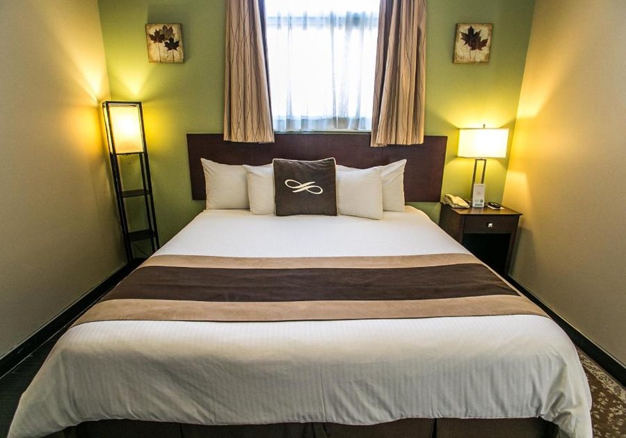 Pointe Plaza Hotel — Guest room