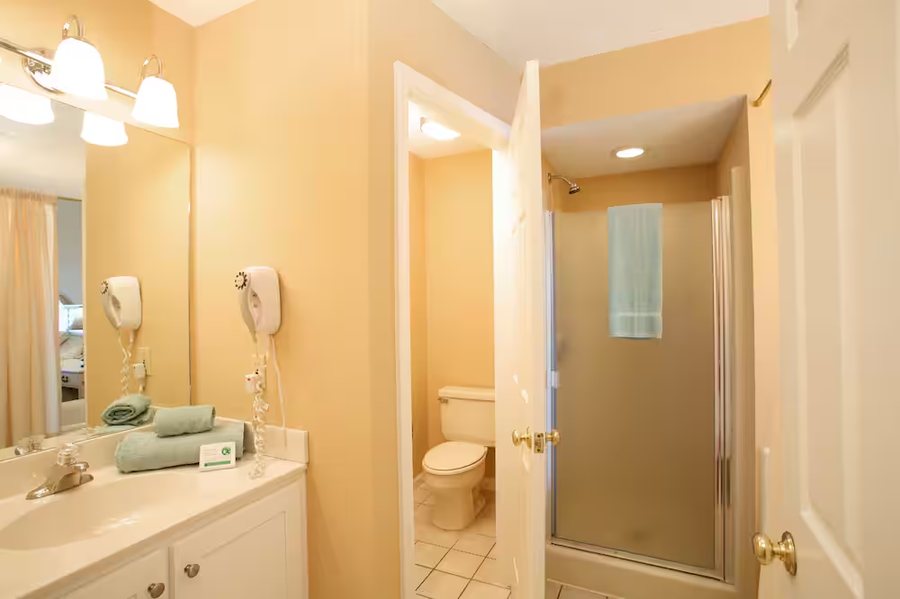 Pointes North Beachfront Resort Hotel — Bathroom