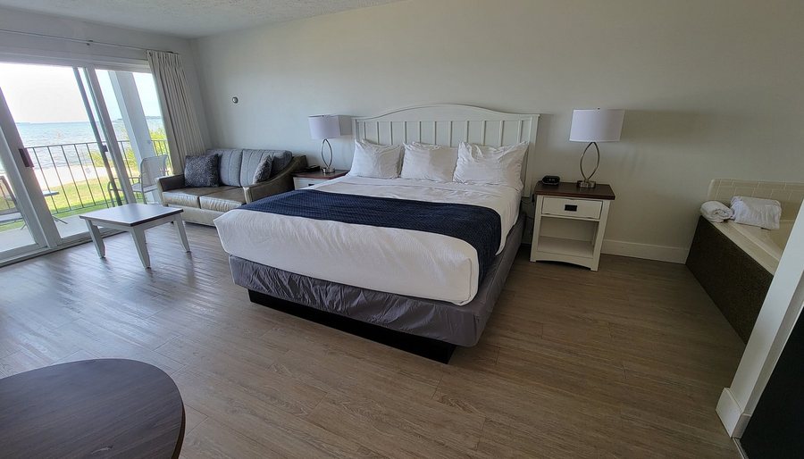 Pointes North Beachfront Resort Hotel — Guest room