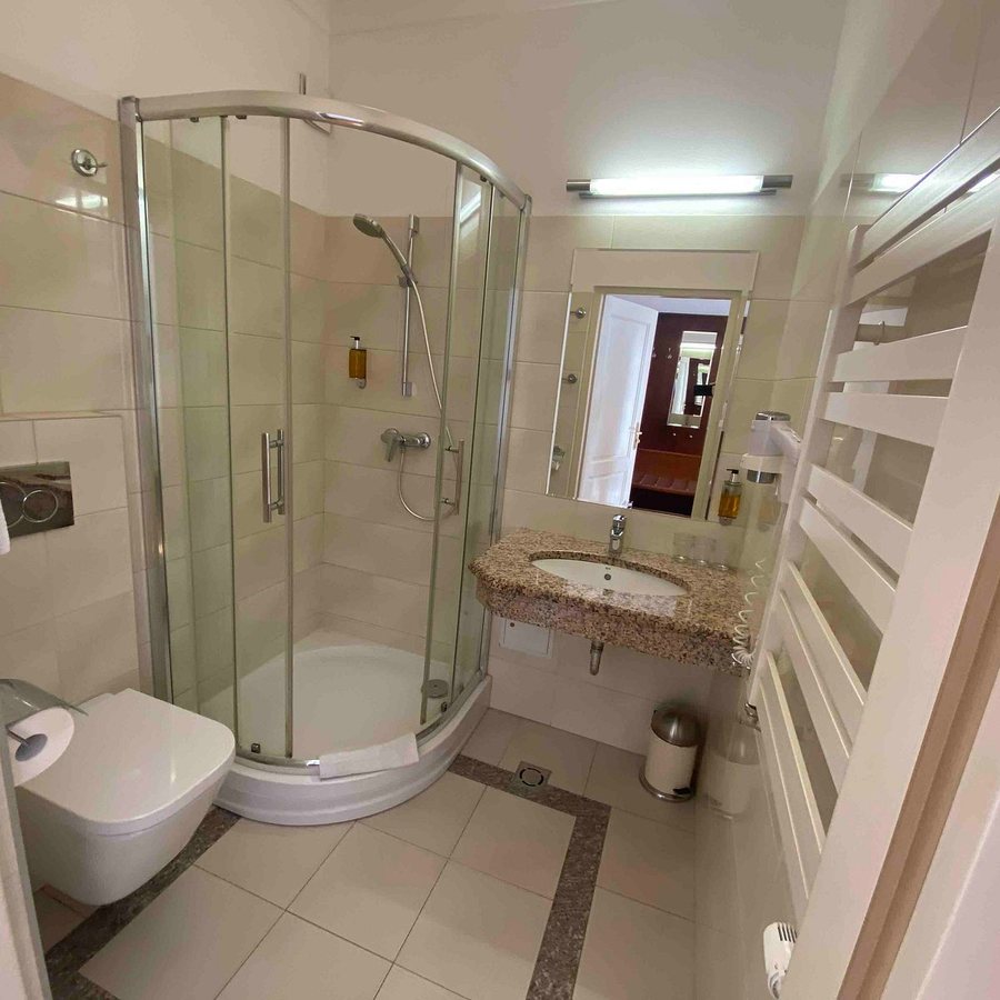 Polonia Hotel — Bathroom