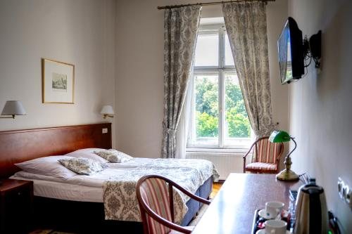 Polonia Hotel — Guest room