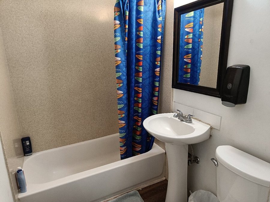 Polynesian Hostel Beach Club — Bathroom