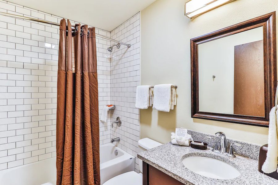 Polynesian Hotel Suites Wisconsin Dells — Bathroom