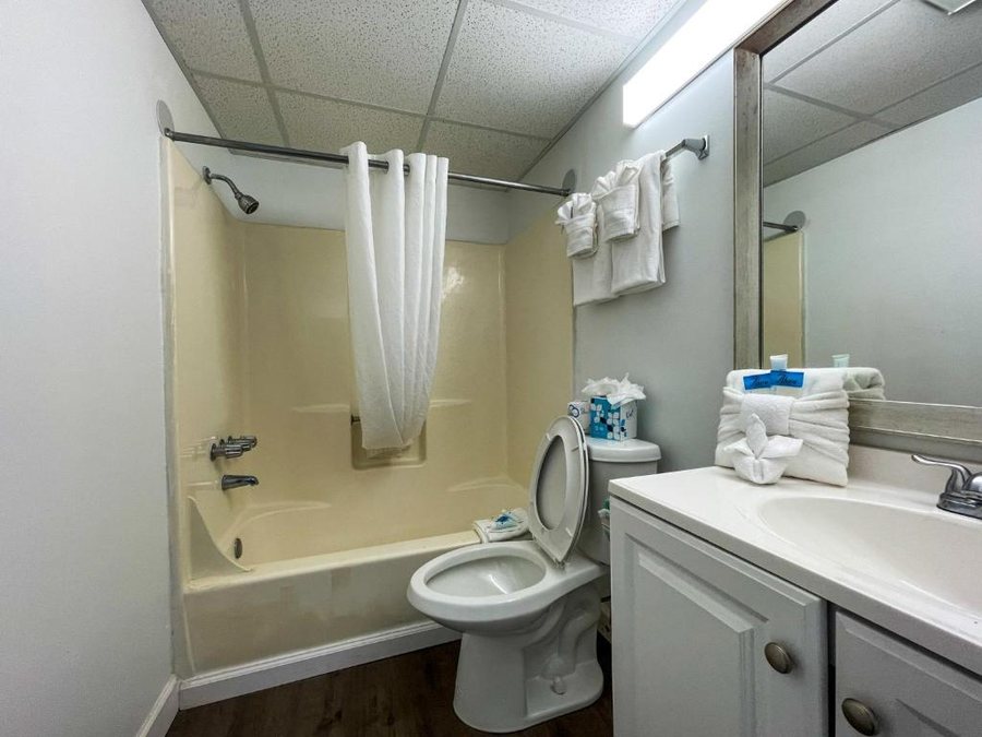 Polynesian Oceanfront Hotel — Bathroom