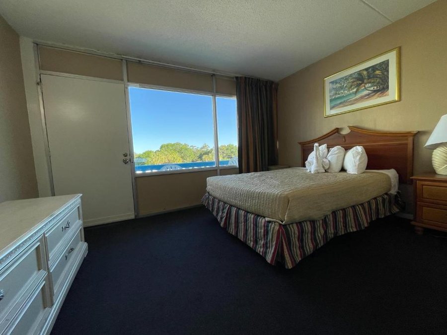 Polynesian Oceanfront Hotel — Guest room