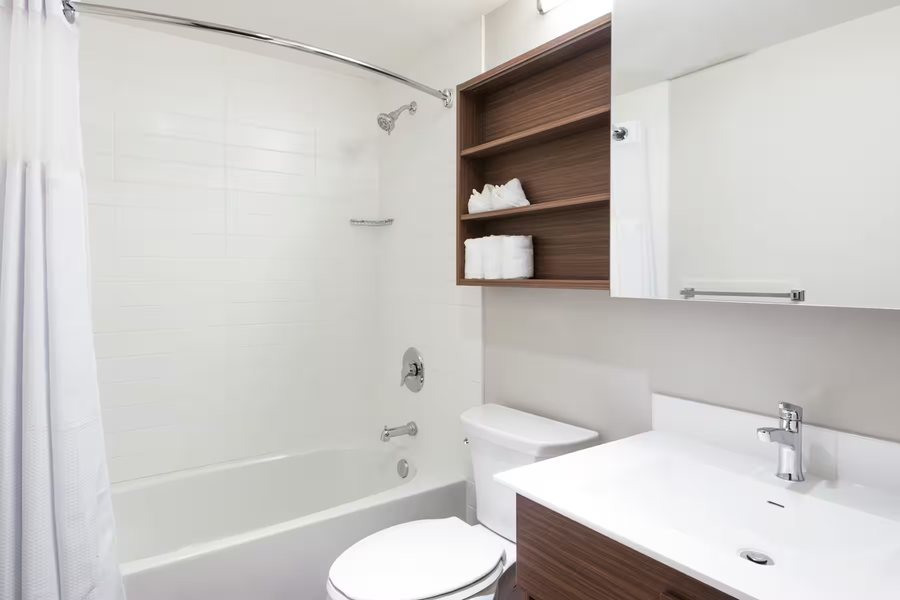 Pomeroy Inn Suites Fort St John — Bathroom