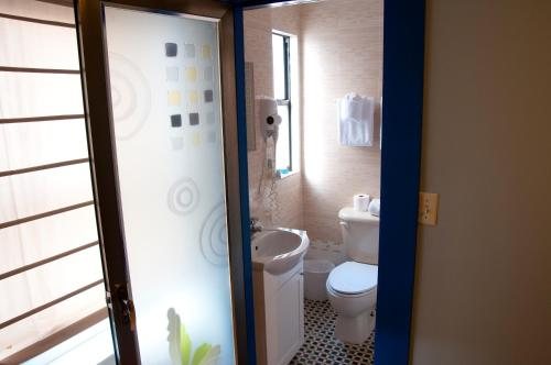 Ponce De Leon Hotel — Bathroom