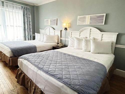 Ponce De Leon Hotel — Guest room