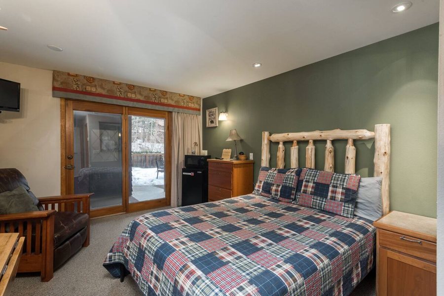 Ponderosa Lodge — Guest room