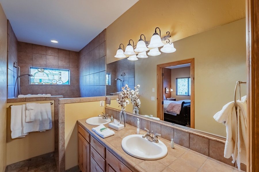 Ponderosa Ridge A Bed and Breakfast — Bathroom