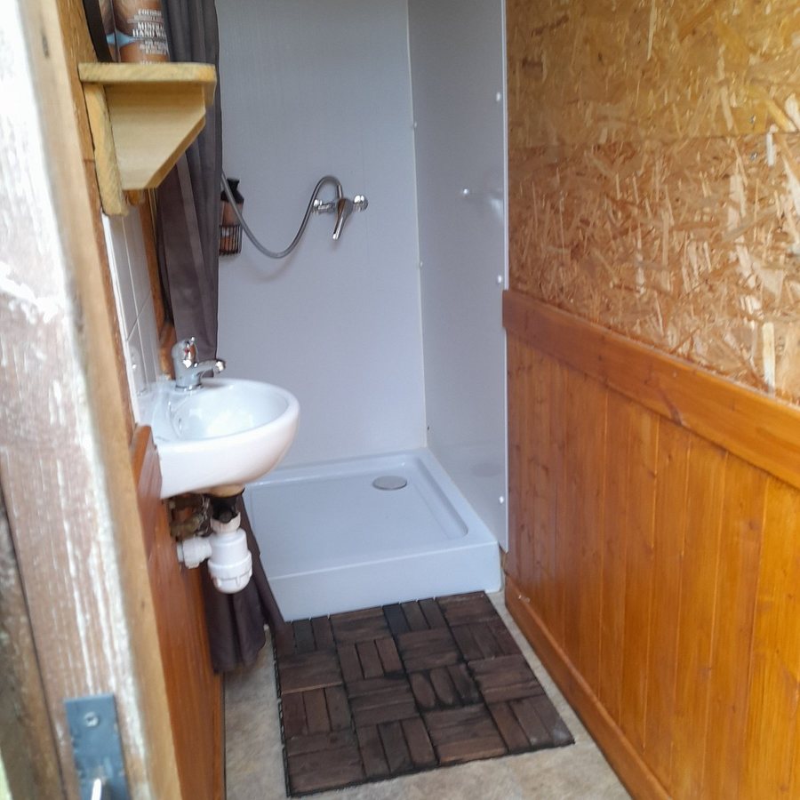 Pondside Camping Accommodation — Bathroom