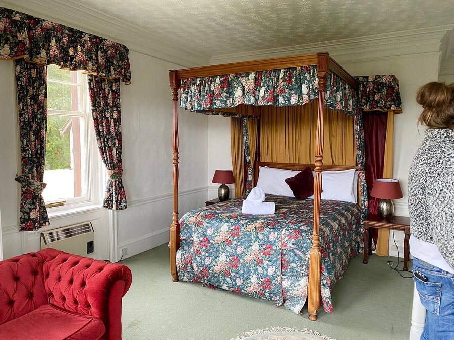 Pondside Camping Accommodation — Guest room