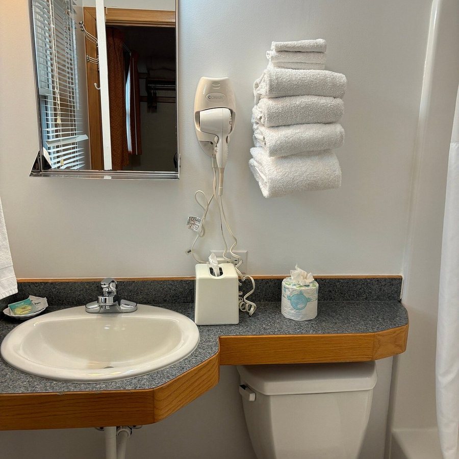 Pony Island Inn — Bathroom