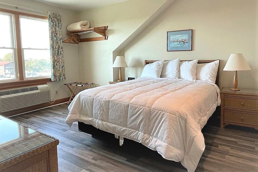 Pony Island Inn — Guest room