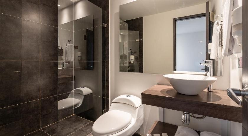 Pop Art Hotel Tocancipa y Centro de Convenciones — Bathroom