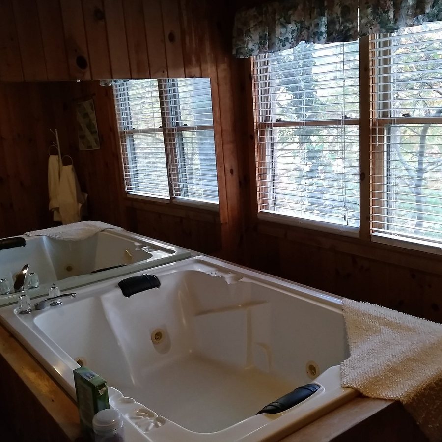 Poplar Ridge Log Cabin Rentals — Bathroom