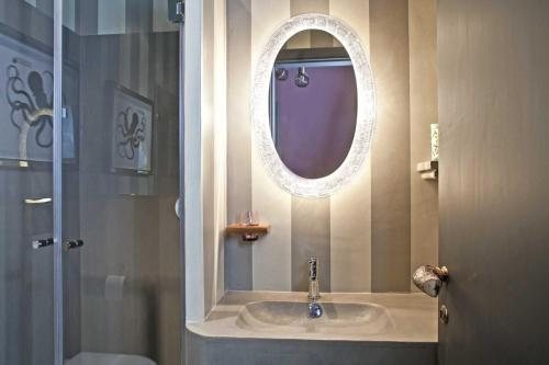 Porcellino Gallery — Bathroom