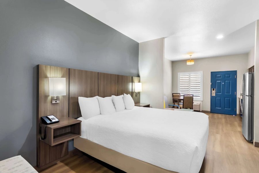 Port A Beachlodge — Guest room