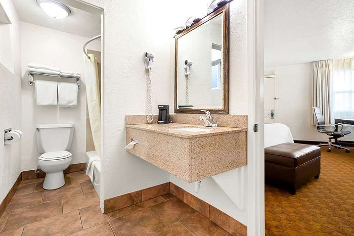 Port Angeles Inn — Bathroom