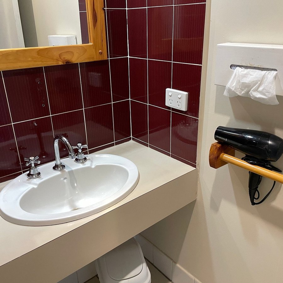 Port Arthur Motor Inn — Bathroom