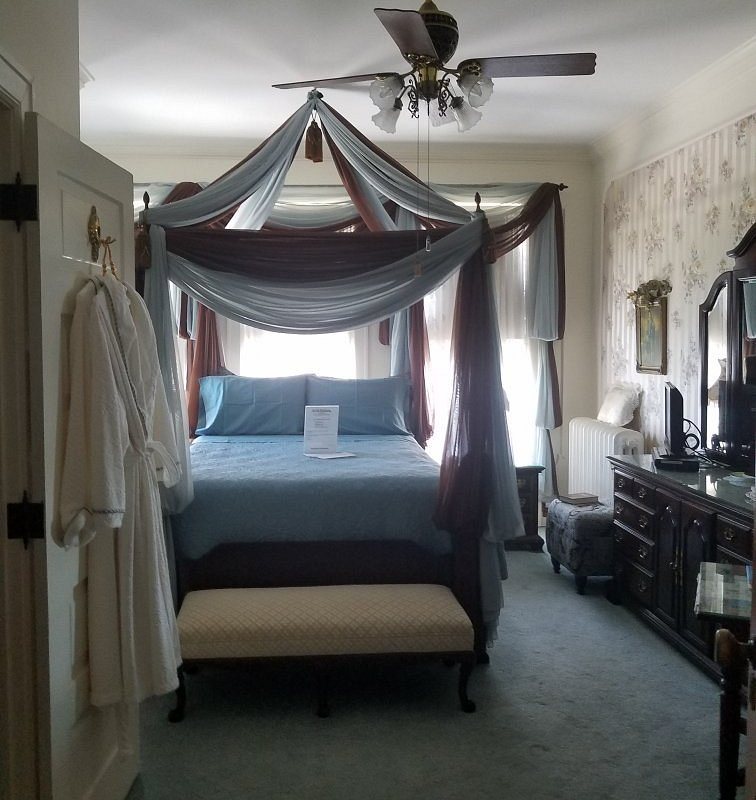 Port City Victorian Inn Bed and Breakfast LLC — Guest room