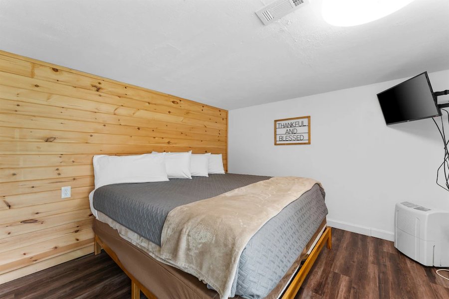 Port Of Kimberling Resort Campground — Guest room
