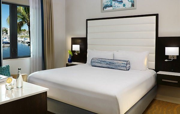 Port Of The Islands — Guest room