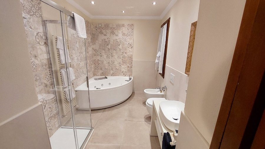Porta Faenza — Bathroom