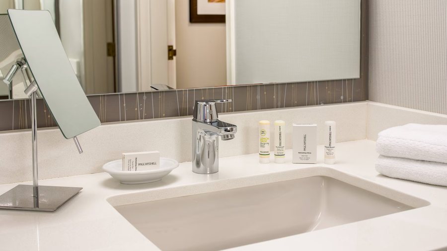 Portland Harbor Hotel — Bathroom
