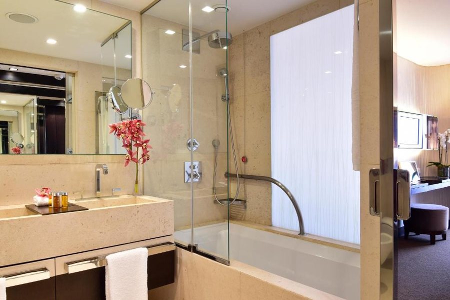 Porto Palacio Hotel by The Editory — Bathroom