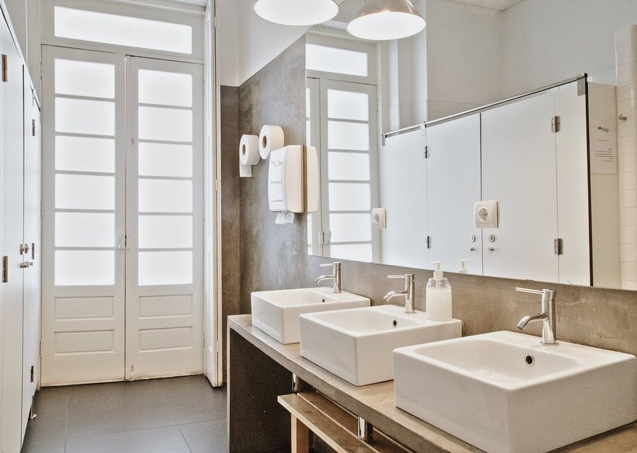 Porto Spot Hostel — Bathroom