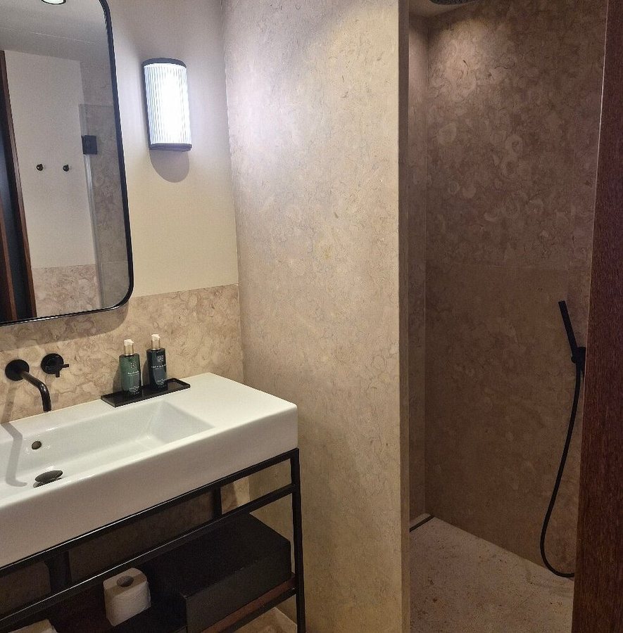 PortoBay Flores — Bathroom