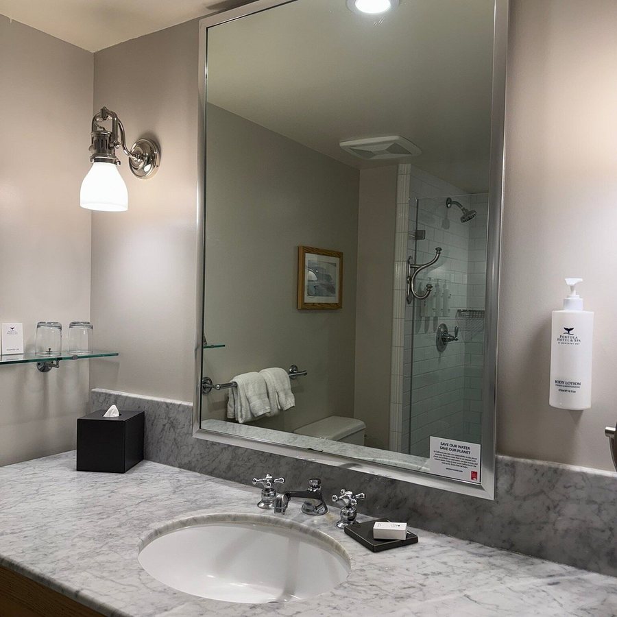 Portola Hotel Spa at Monterey Bay — Bathroom