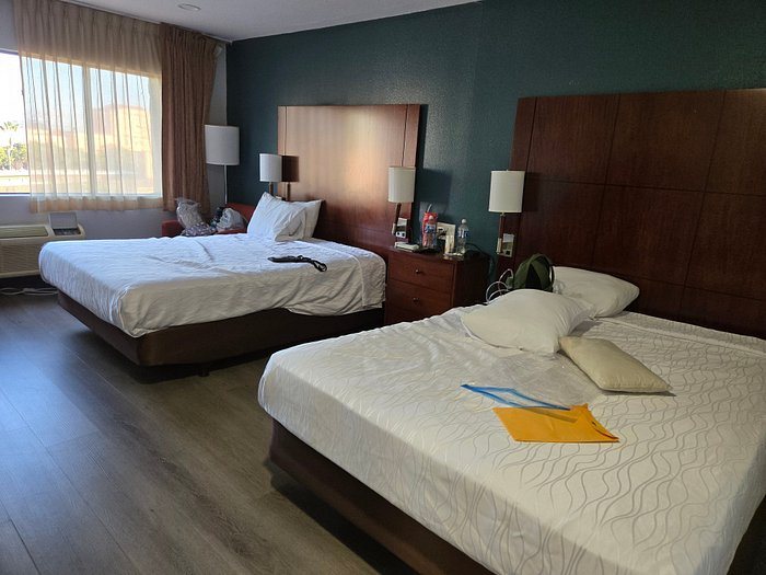Portside Inn Suites Los Angeles California — Guest room