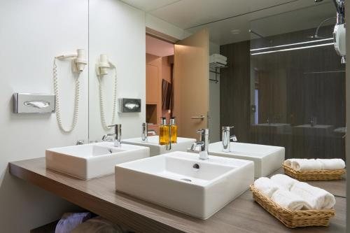 Portus Cale Hotel — Bathroom