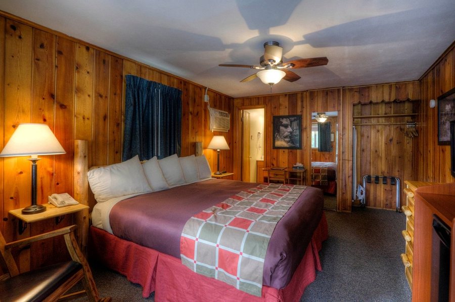 Powder House Lodge — Guest room