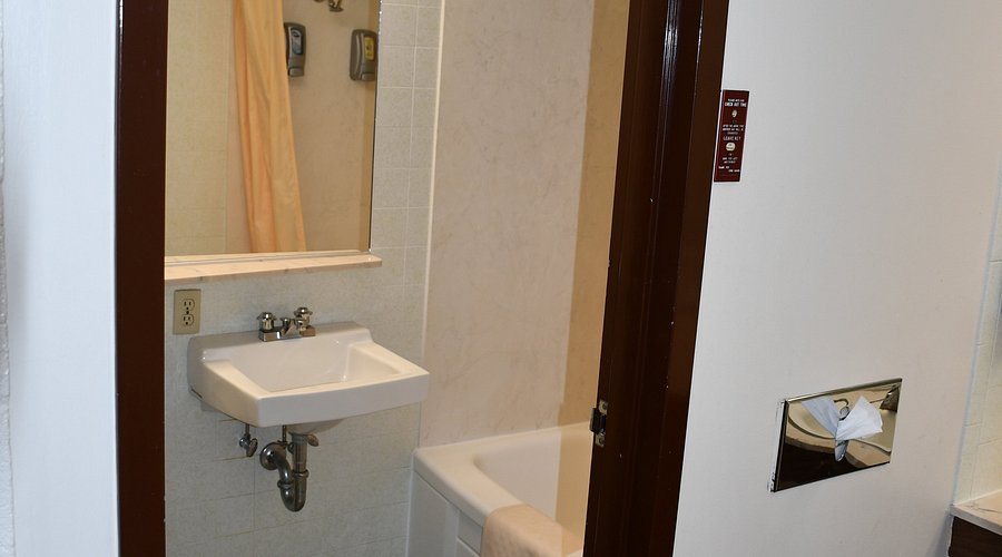 Prairie Inn Motel — Bathroom