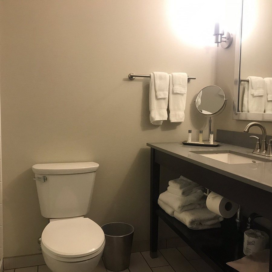 Prairie Meadows Hotel — Bathroom