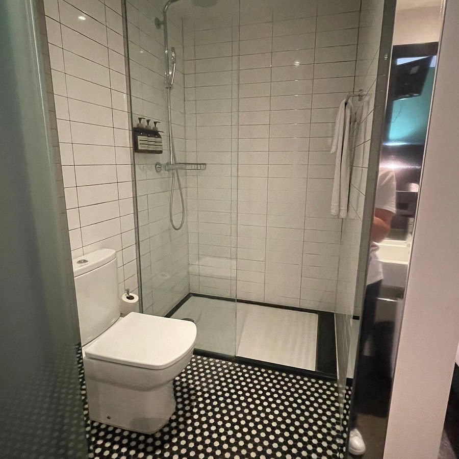 Praktik Garden Barcelona Catalonia — Bathroom