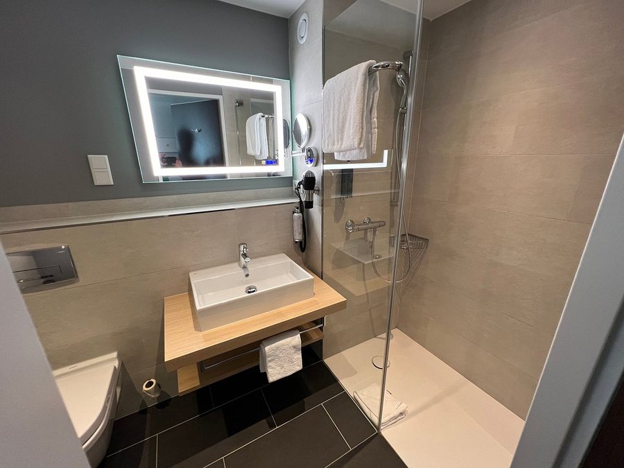 Premier Inn Berlin Airport hotel — Bathroom