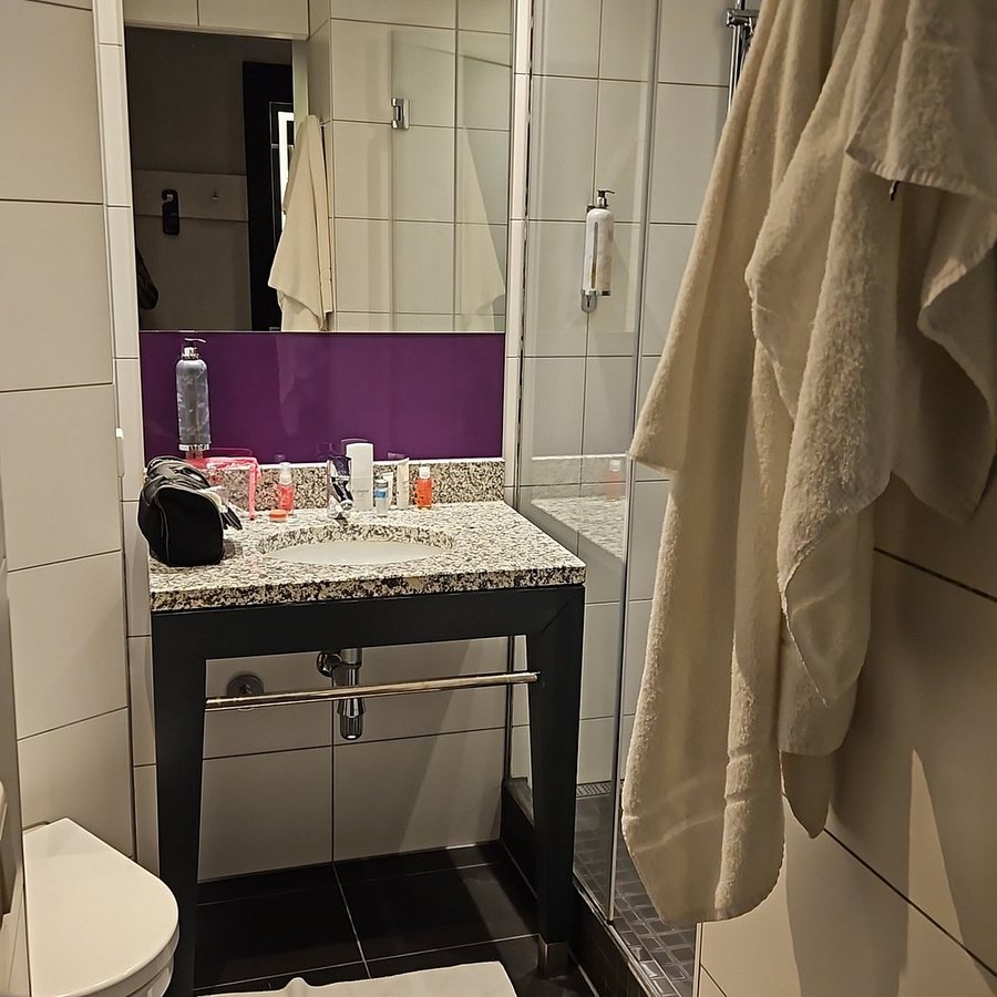 Premier Inn Berlin Alexanderplatz hotel — Bathroom