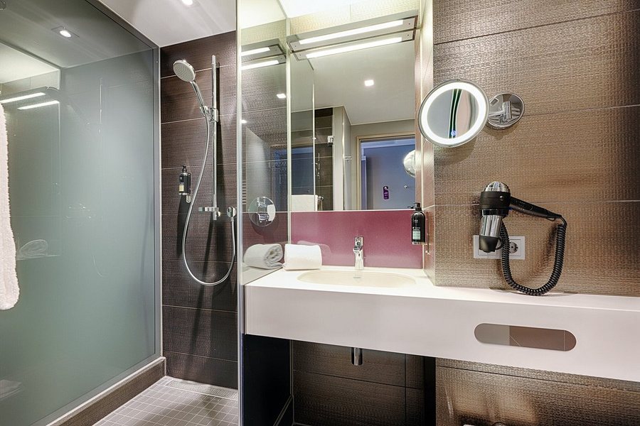 Premier Inn Berlin City Sud — Bathroom