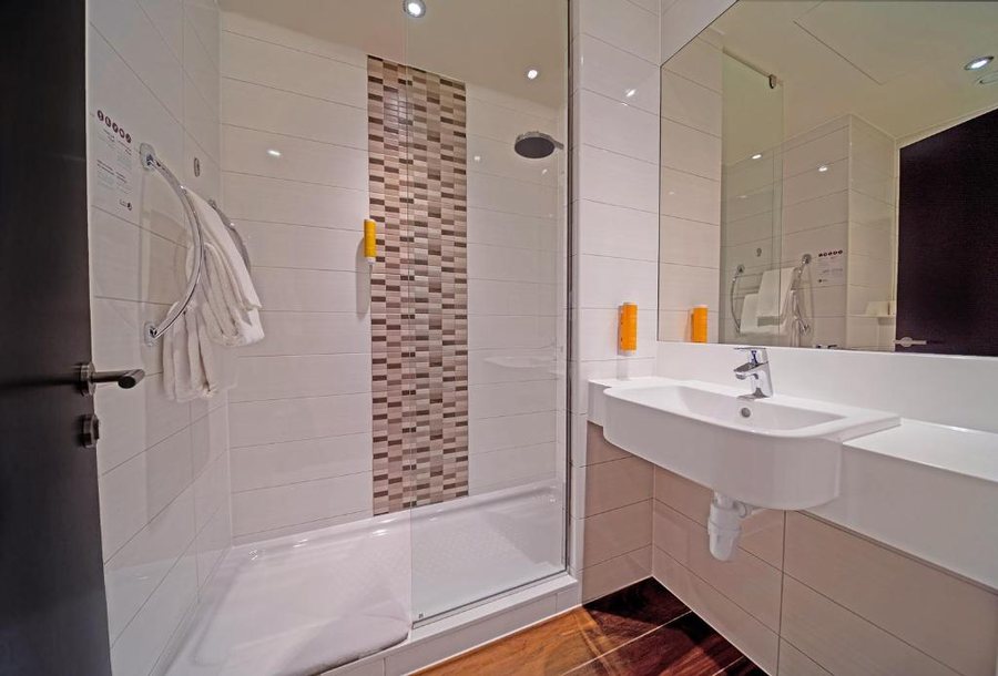 Premier Inn Dubai Al Jaddaf — Bathroom