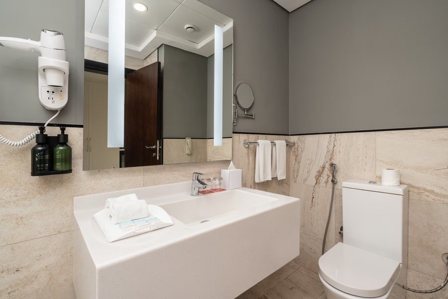 Premier Inn Dubai Barsha Heights Hotel — Bathroom