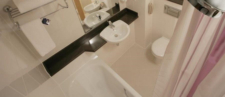 Premier Inn Dubai Silicon Oasis Hotel — Bathroom