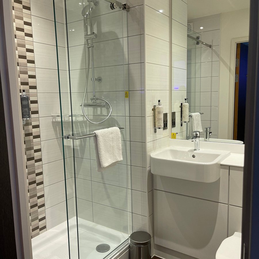 Premier Inn Dublin City Centre North Docklands hotel Dublin County Dublin — Bathroom